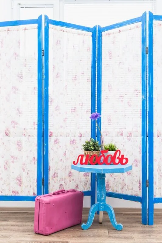 Niebieski drewniany ekran dekoracyjny z panelami włókienniczymi