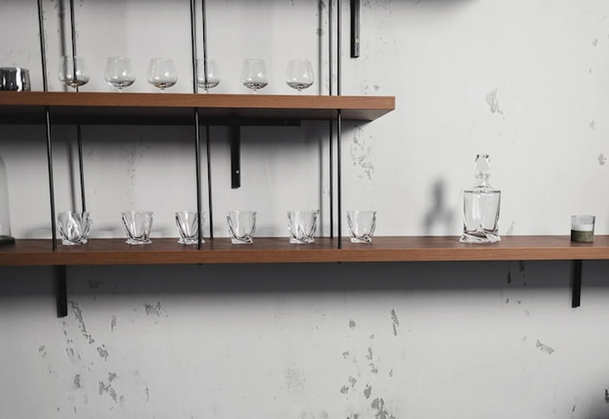 Stylowa półka z różnymi naczyniami