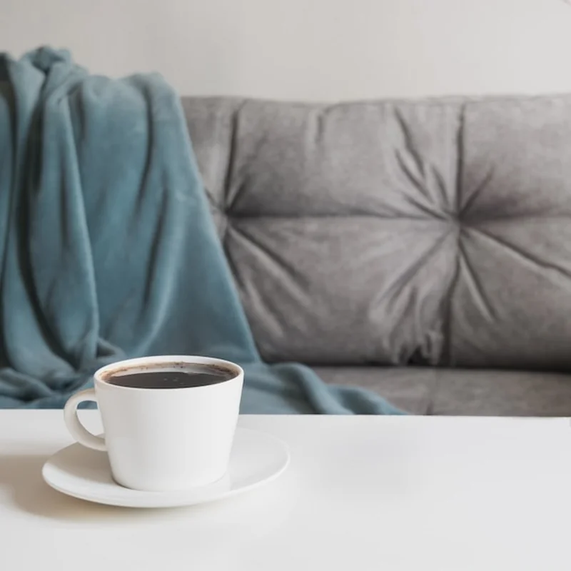 Jaki stolik kawowy do salonu? Styl prowansalski i nasze inspiracje