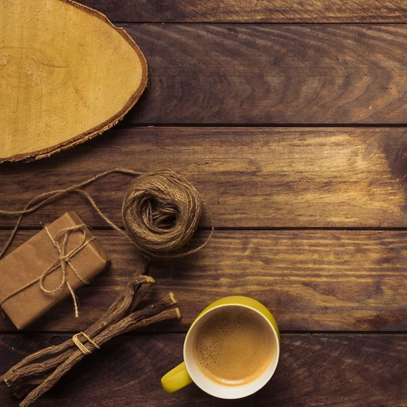 Jaki stolik kawowy wybrać? Drewno w nowoczesnym salonie