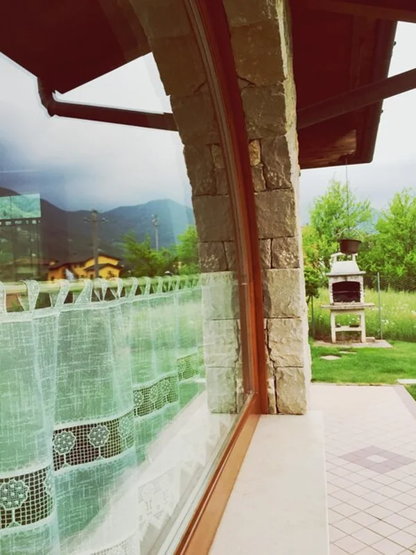 Przycięta szklana ściana na tle krajobrazu