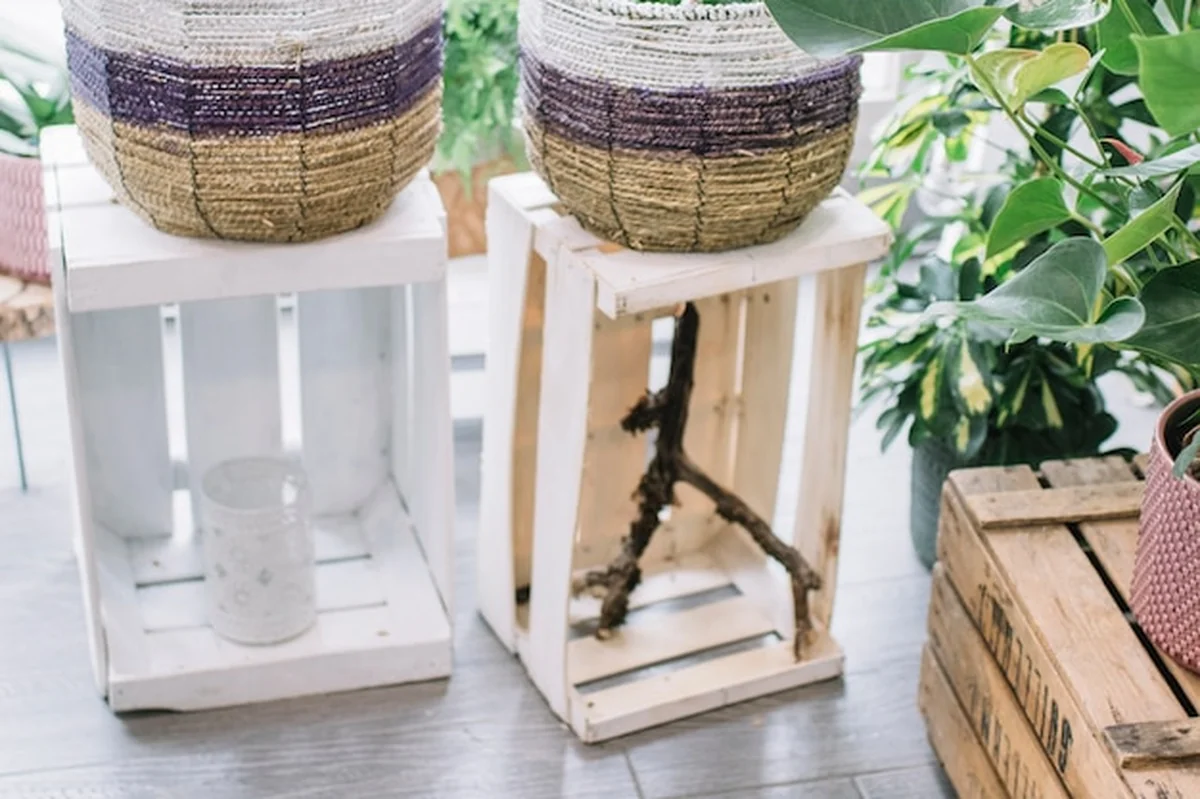 Drewniany lampion w sklepie z dekoracjami kwiatowymi