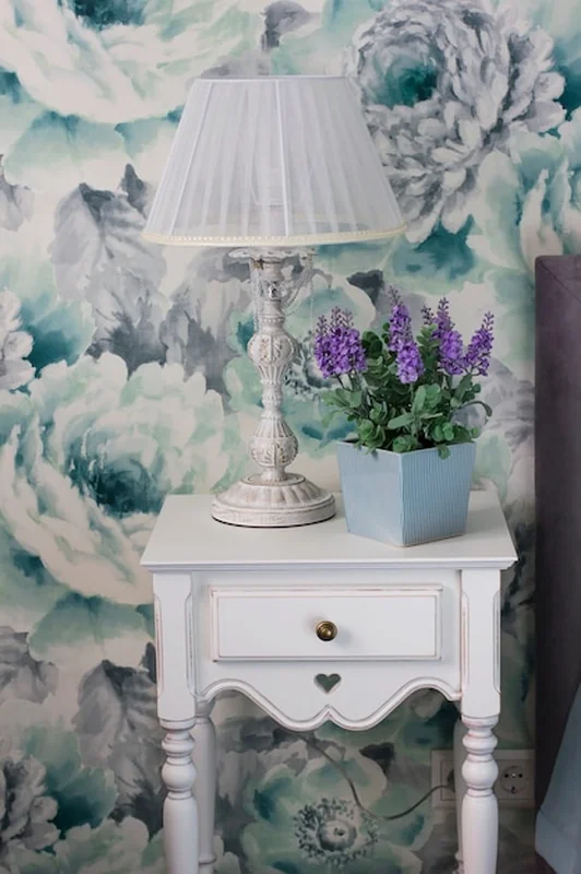 Stolik nocny, oprawa oświetleniowa, doniczka z kwiatem, styl prowansalski