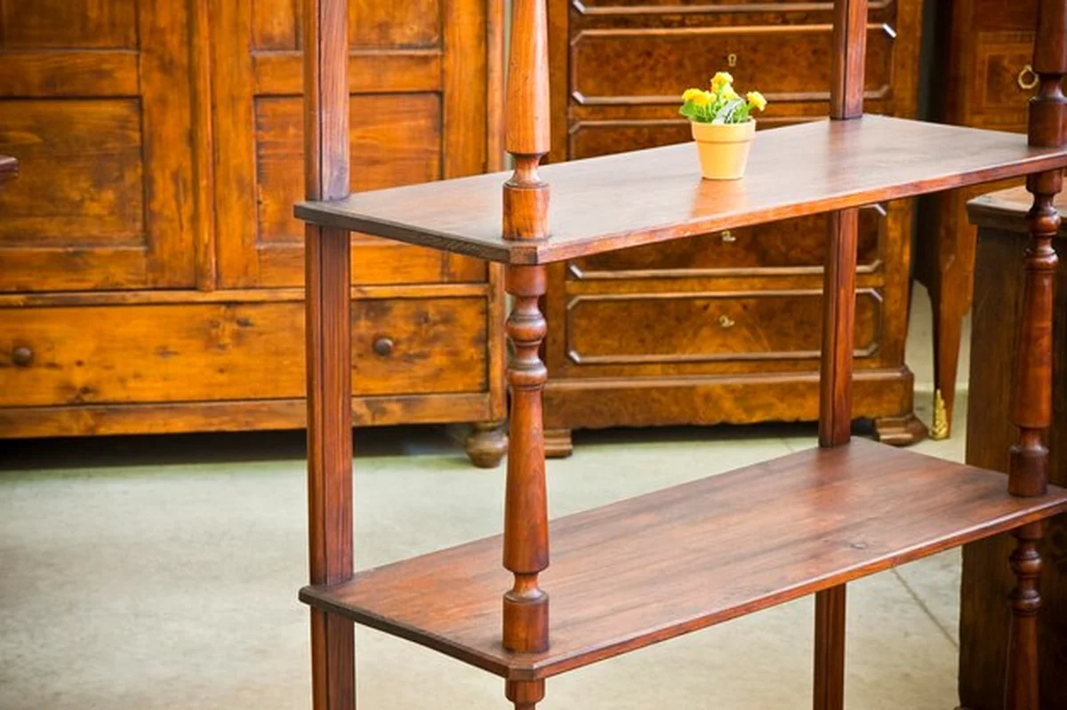 Drewniany stół i krzesła w domu