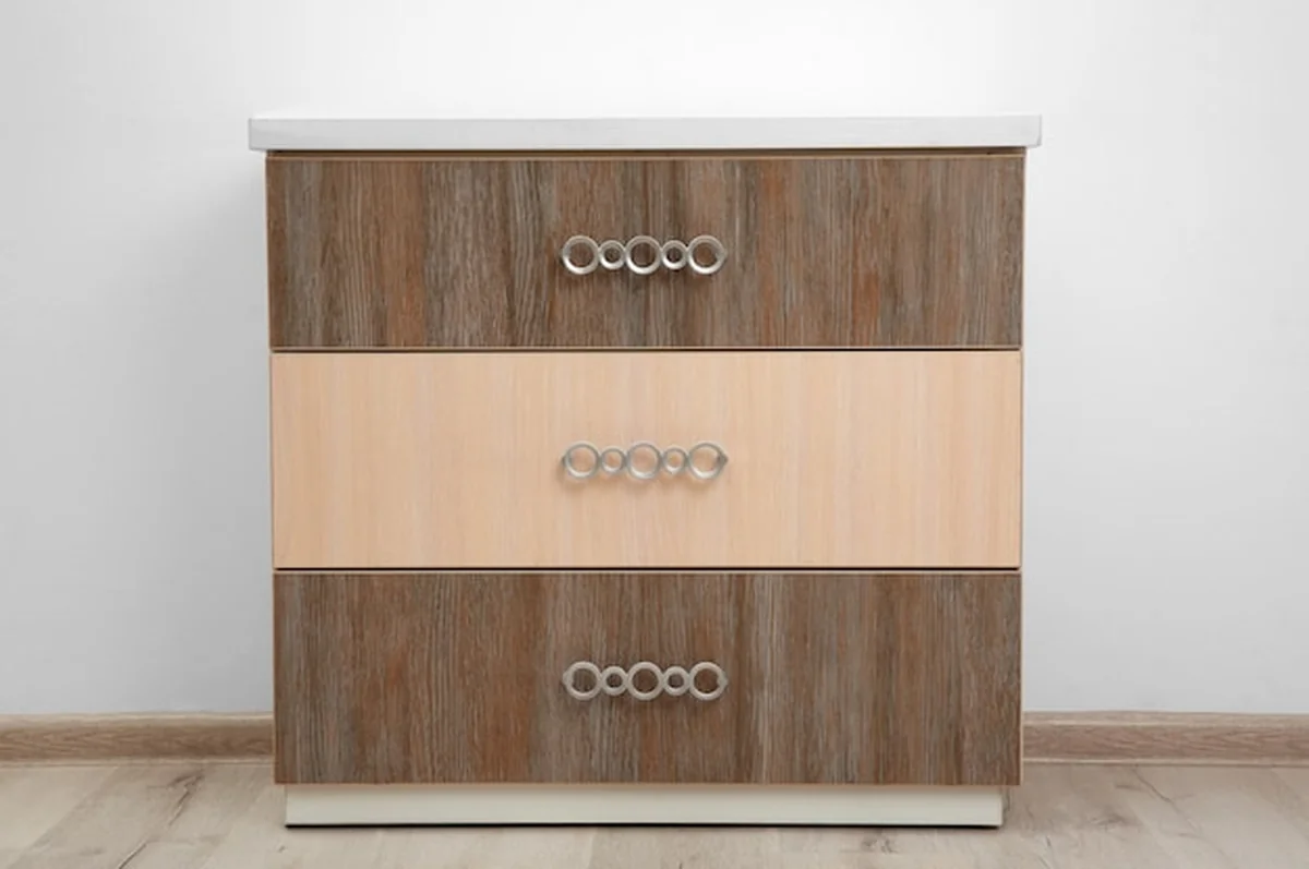 Piękna szafa na podłodze przy białej ścianie