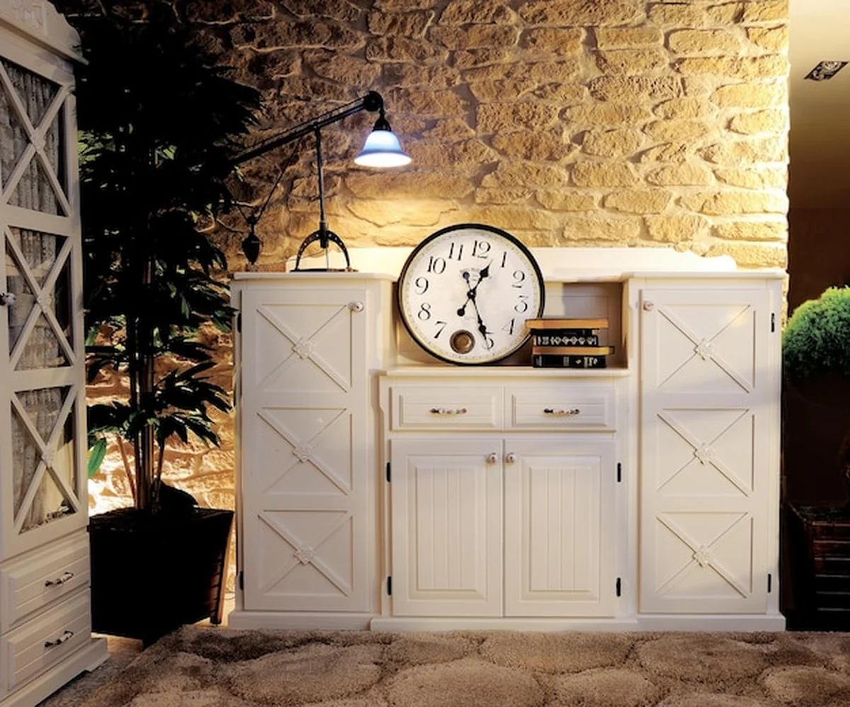 Zegar na szafce wskazuje 12:05