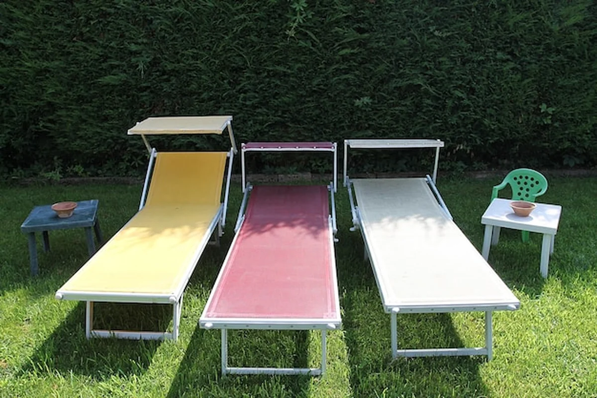 Ogród oliwny z różnymi meblami ogrodowymi