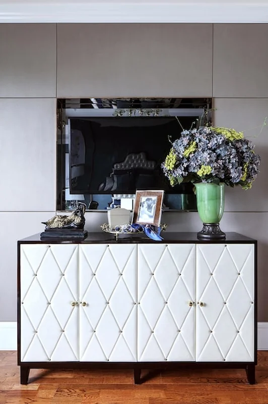 Nowoczesna biała szafa z telewizorem