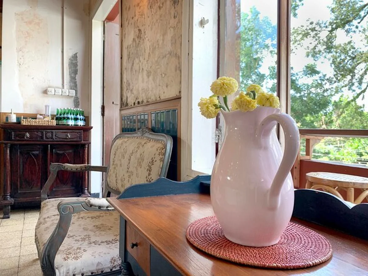 Zabytkowa dekoracja wnętrza z antykami w kawiarni