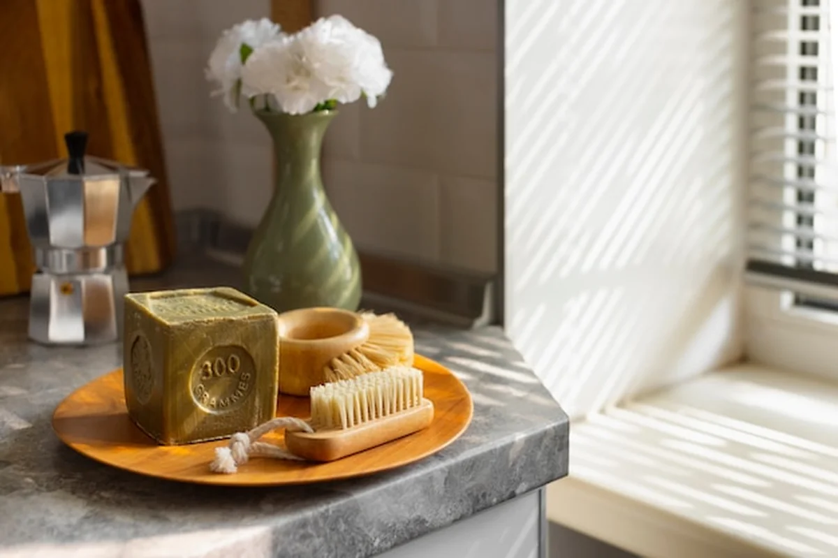 Martwa natura z różnymi produktami czyszczącymi