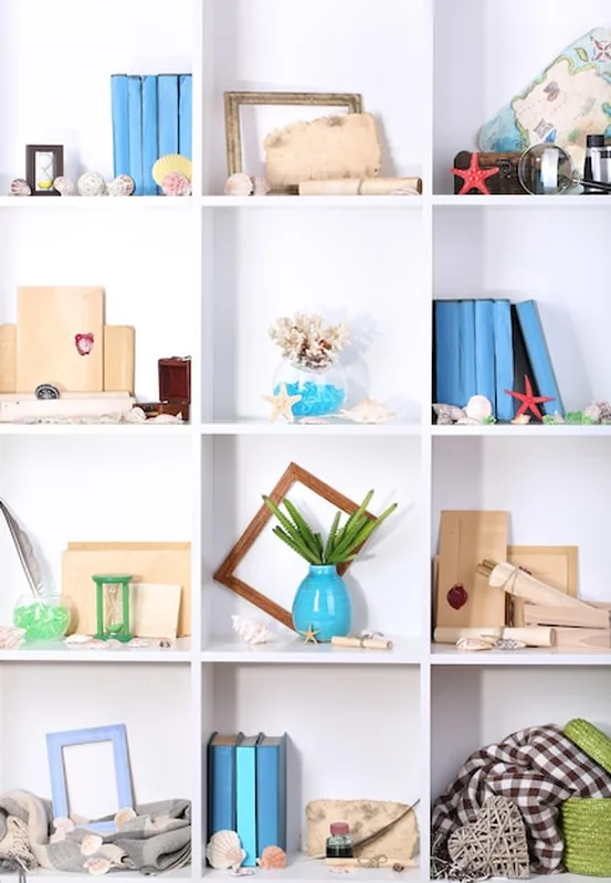 Białe półki z przedmiotami z podróży