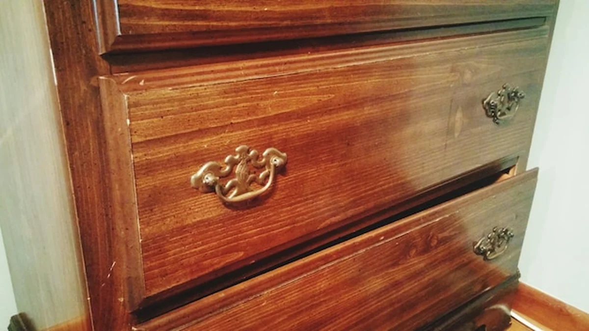 Drewniana komoda na białym tle