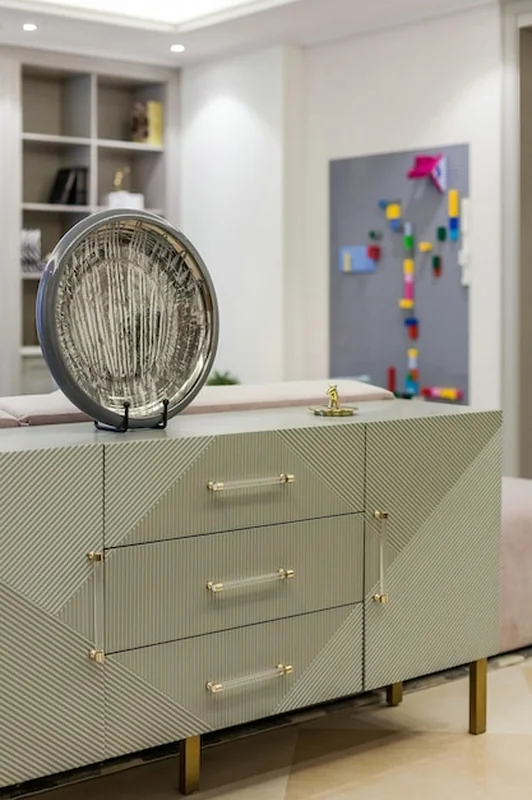 Nowoczesna zielona szafa z dekoracjami