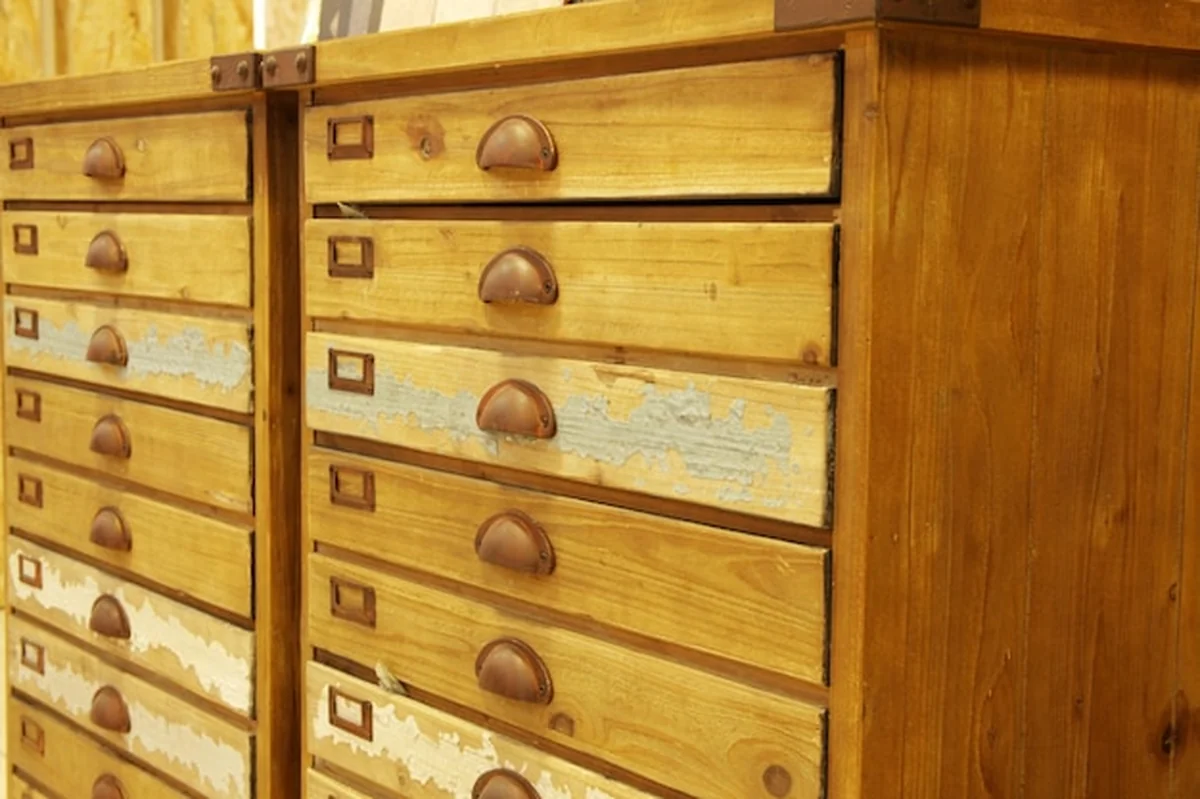 Antyczna drewniana szafka na narzędzia