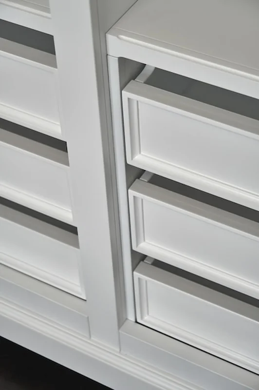 Klasyczna szafa z szufladami i półkami na ciemno szarym tle