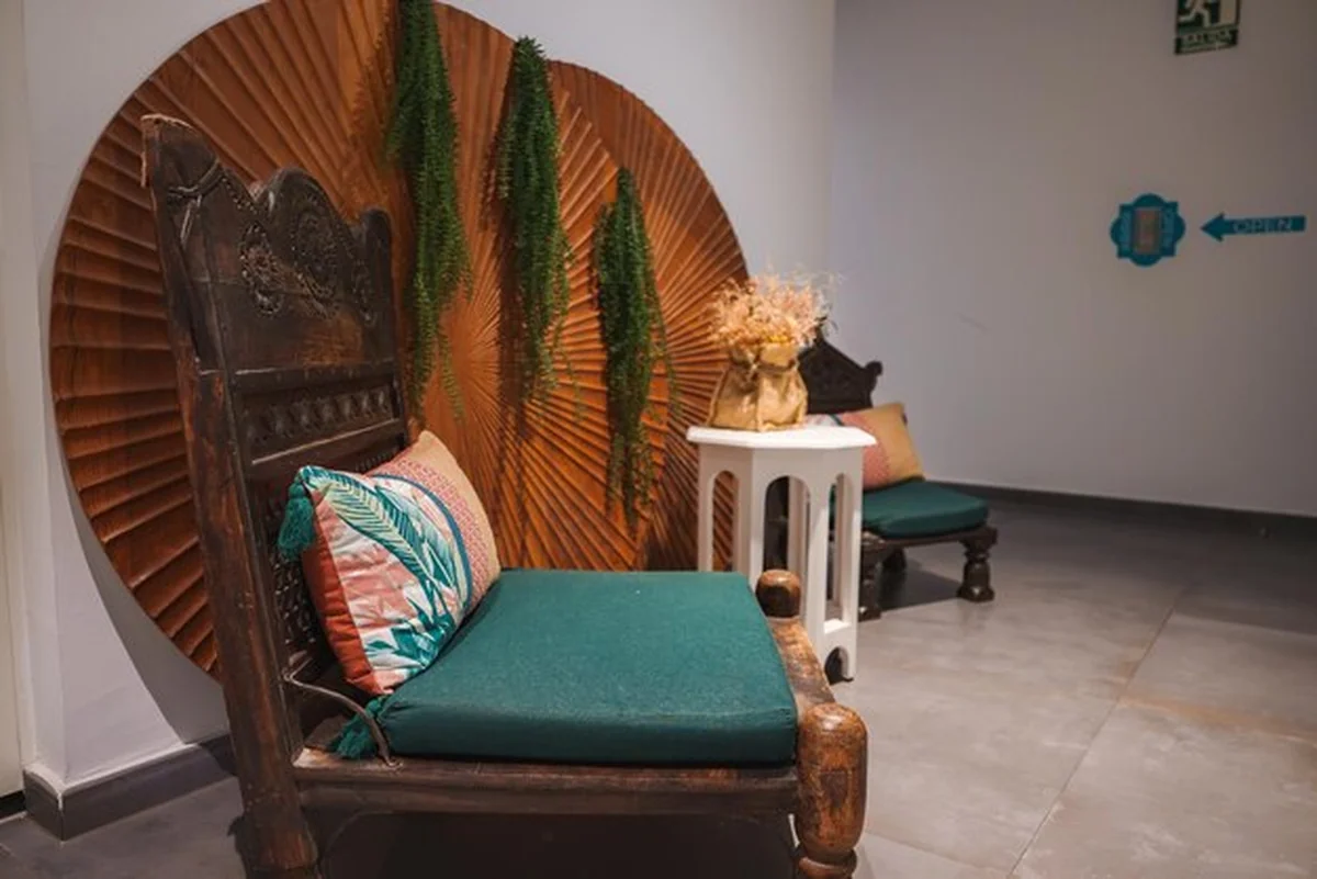 Luksusowe wnętrze z rzeźbionymi drewnianymi krzesłami