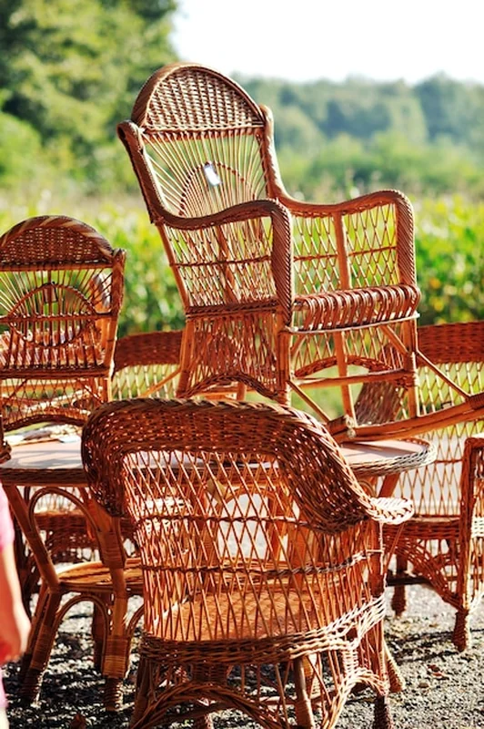 Meble z trzciny cukrowej i butelka z dekoracją drewnianą na świeżym powietrzu