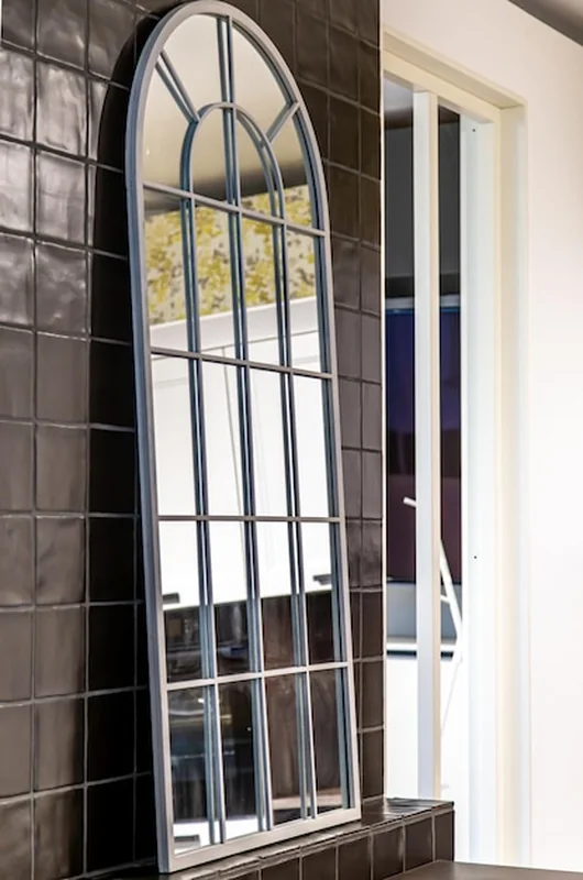 Duże lustro w stylu vintage z małymi częściami do domu