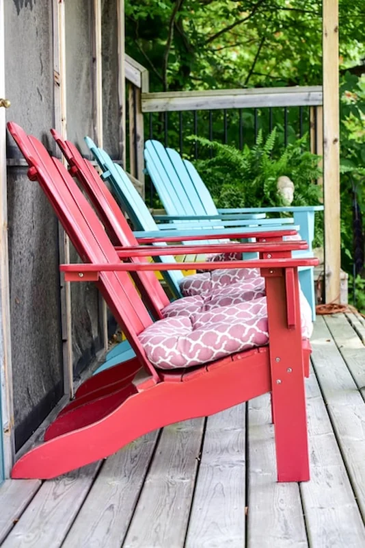 Puste krzesła na doku