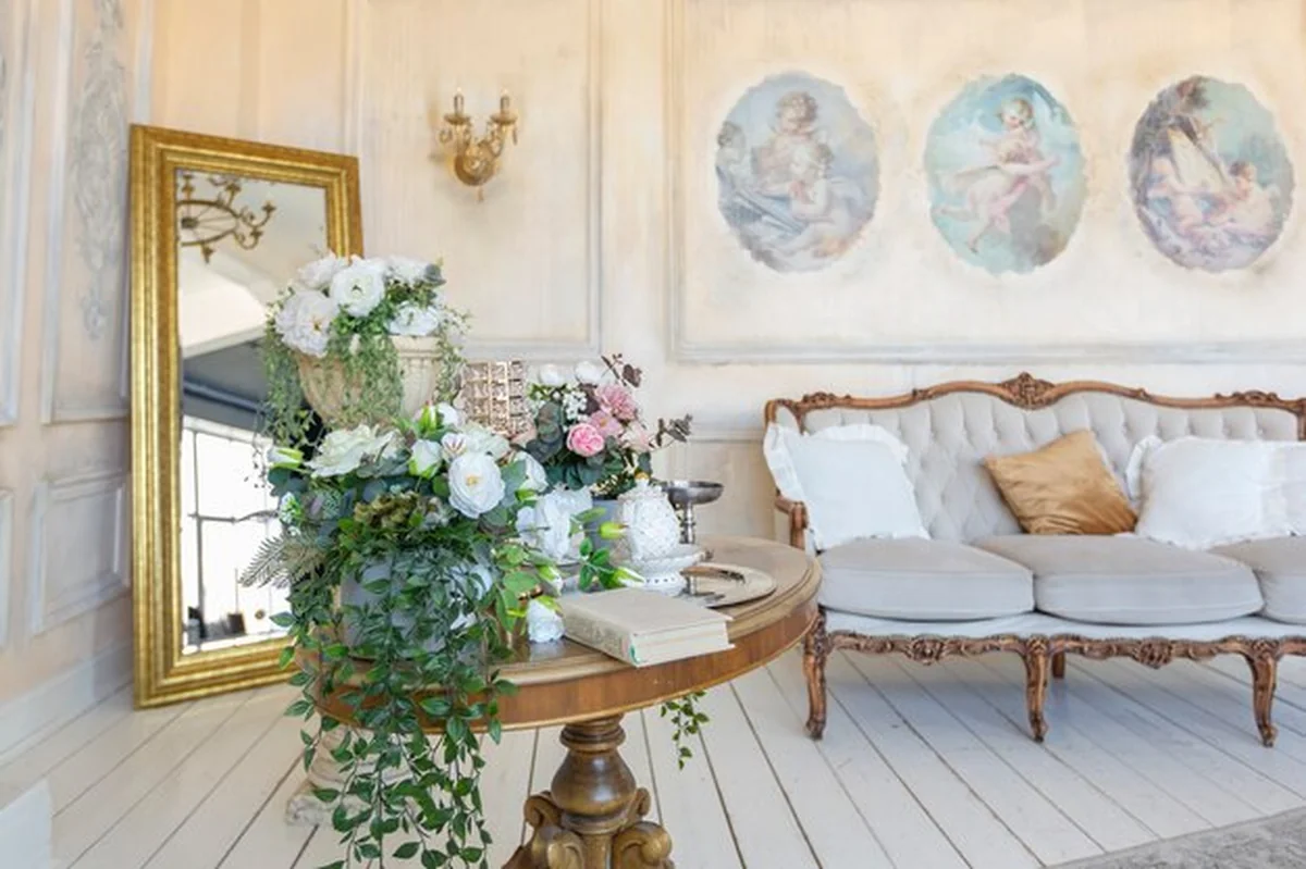 Luksusowe wnętrze salonu w stylu prowansalskim z antycznymi meblami i ozdobionymi ścianami