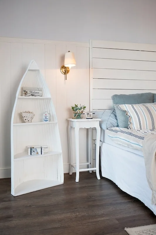 Jasne wnętrze sypialni w stylu skandynawskim z kwiatami i lampką