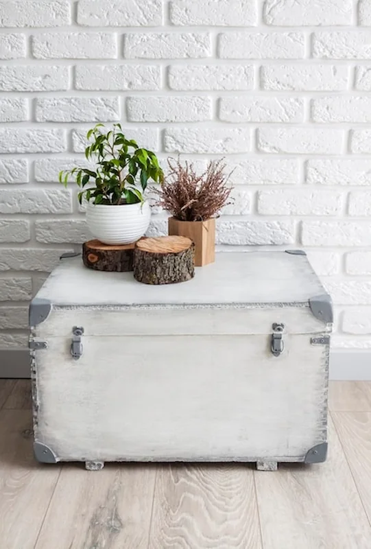 Naturalny wystrój domu na białym drewnianym pudełku na tle białej ściany