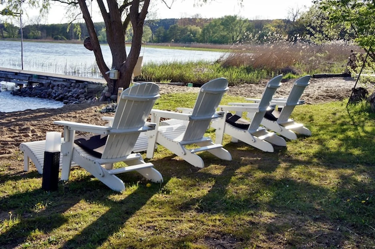 Pusta ławka na trawiastym polu