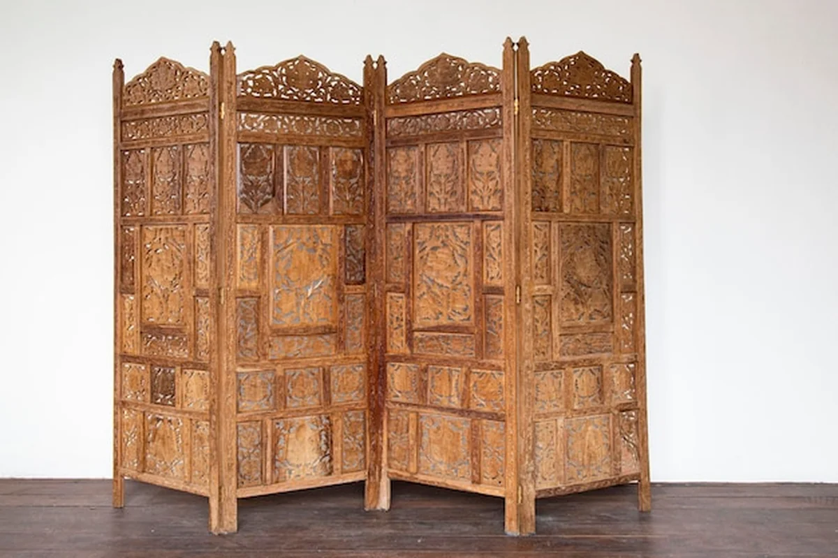 Starożytny drewniany ekran garderoby na białym tle