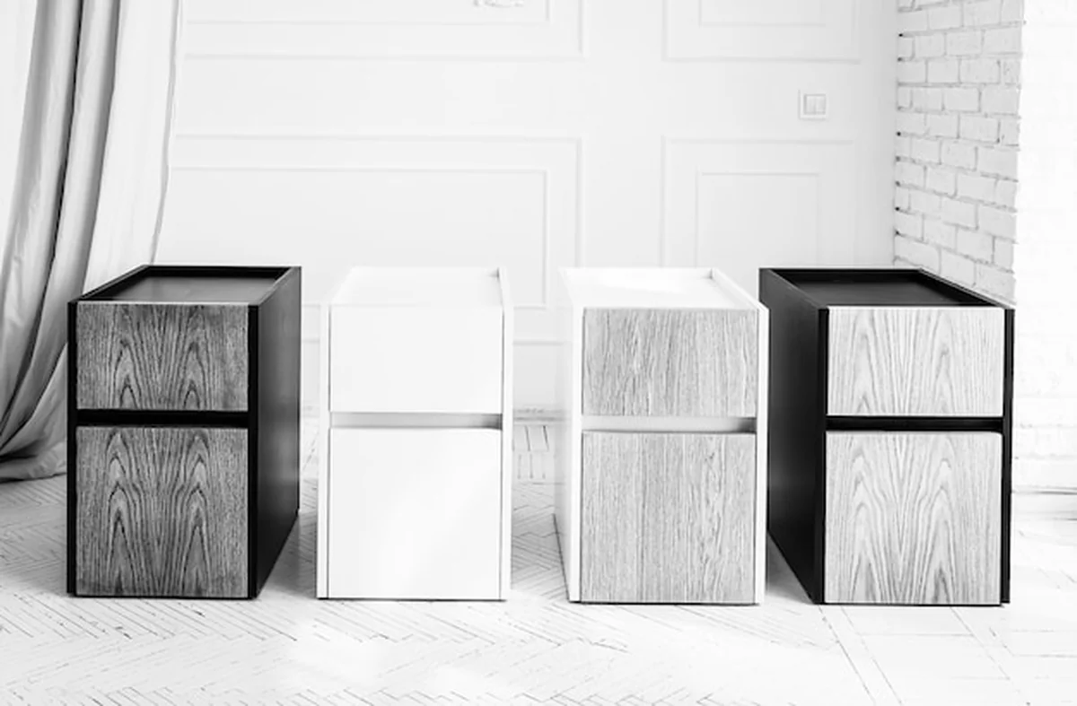 Meble drewniane z otwartymi szufladami