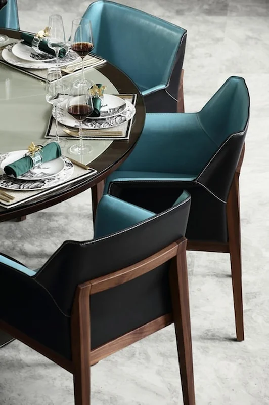 Stół jadalny z krzesłami i stół z menu