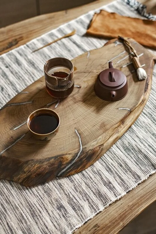 Zestaw herbaty na drewnianej tacy z naturalnymi akcentami