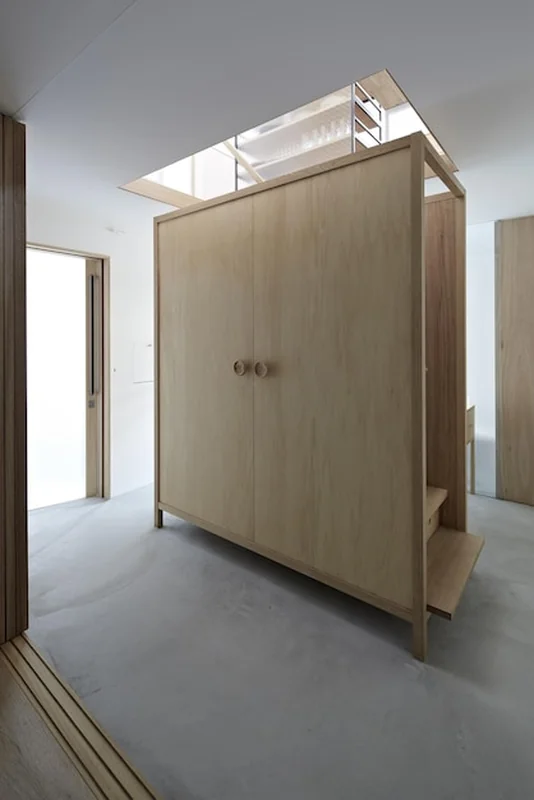 Minimalistyczna drewniana szafa