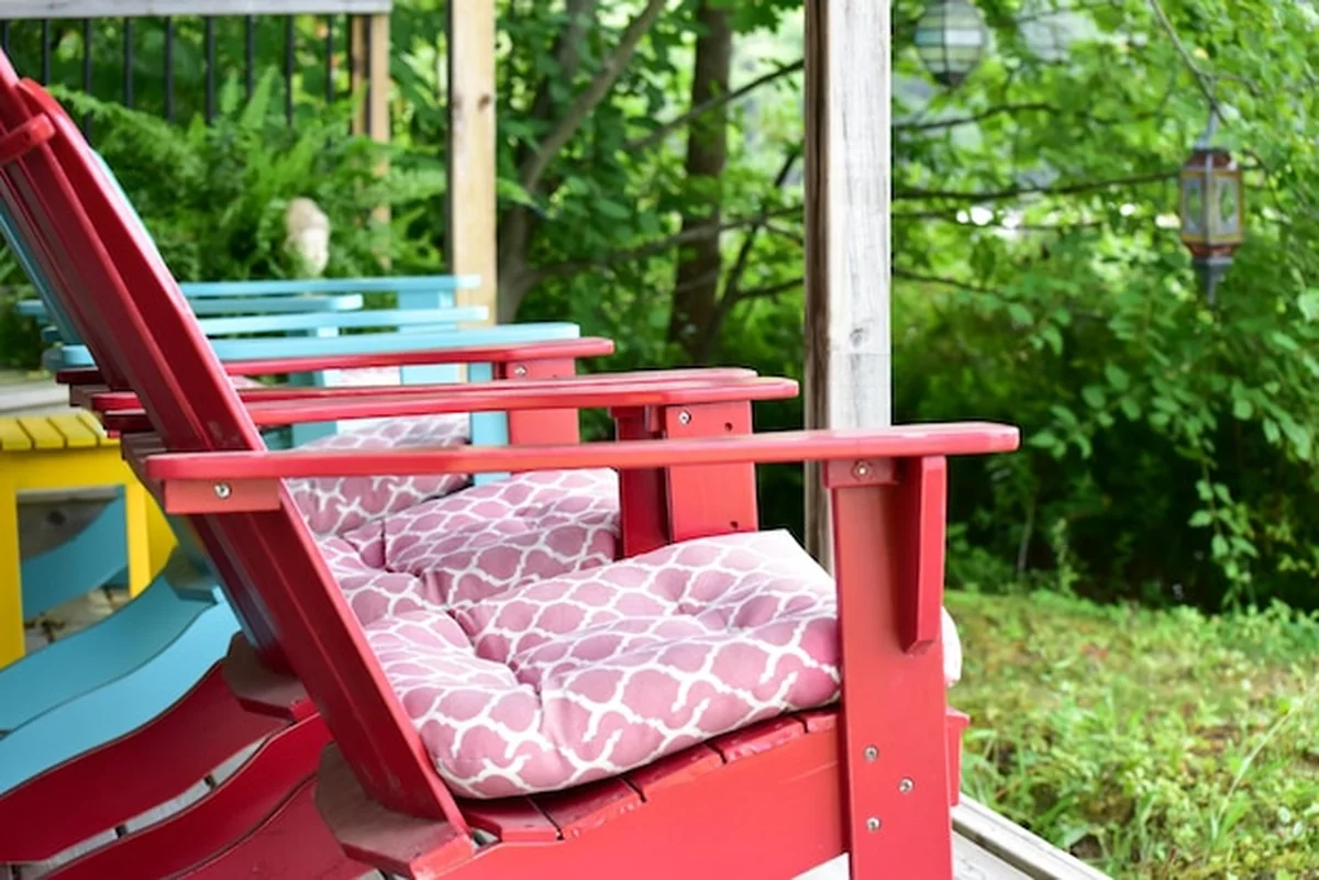 Pusta ławka w parku