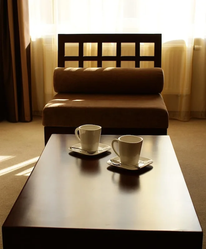 Stolik z filiżankami i spodkami na herbatę