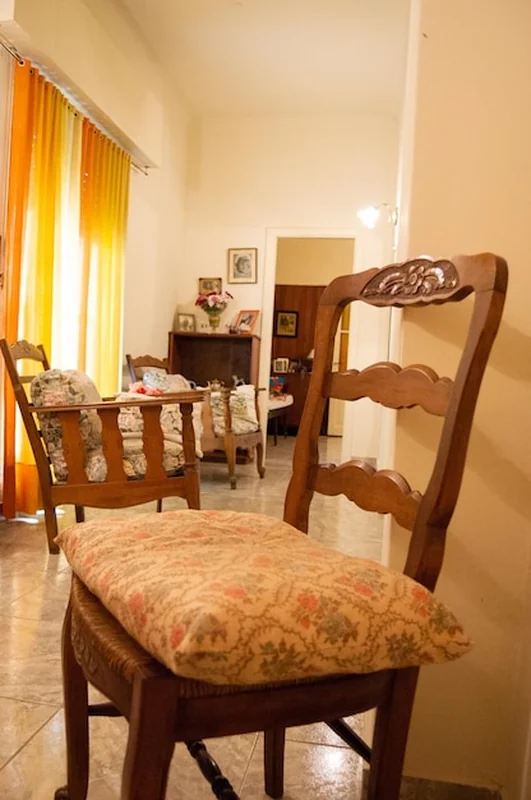 Jadalnia ze stołem, krzesłami i oknem z zasłonami