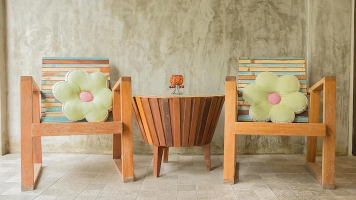 Drewniane krzesła i stół przy ścianie