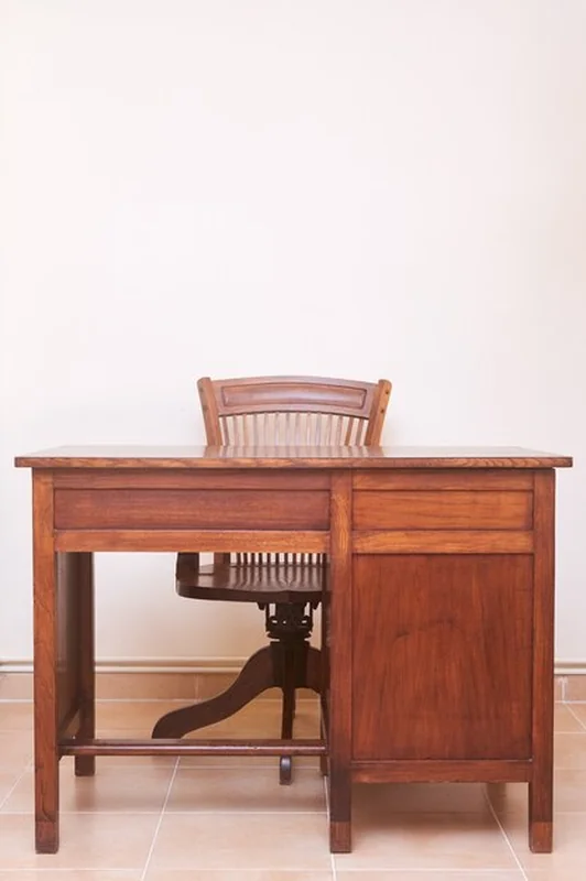 Antyczne biurko z krzesłem