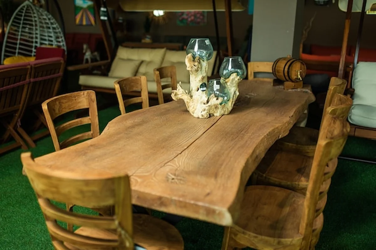 Drewniany stół z dużym blatem i licznymi krzesłami