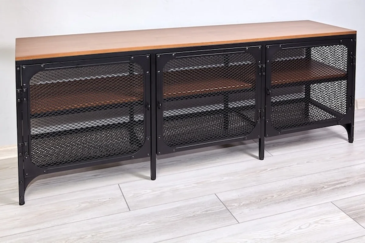 Meble z metalową ramą i drewnianymi półkami