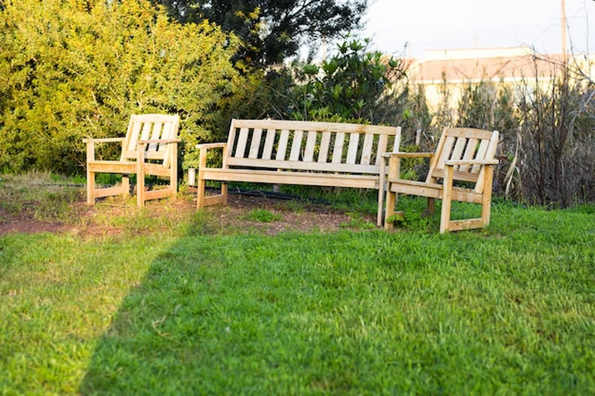 Drewniane meble ogrodowe w hotelowym ogrodzie