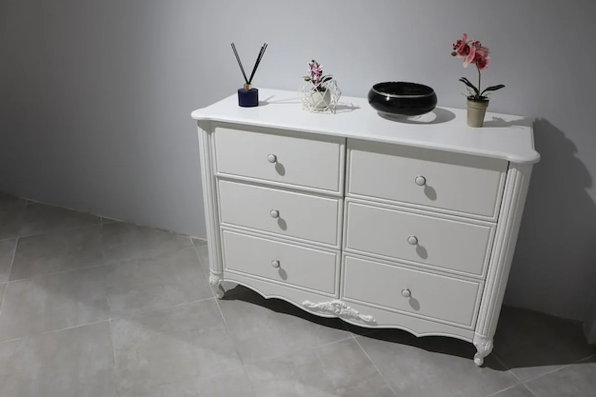 Biała szafka z dekorem kwiatowym