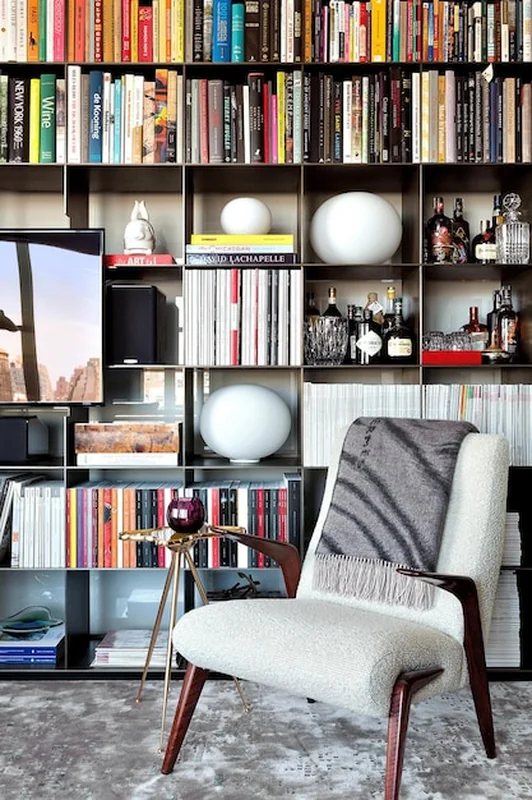 Nowoczesny salon z półką na książki