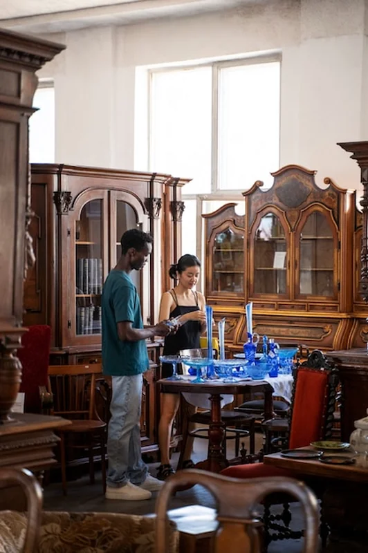 Pełne ujęcie ludzi gospodarujących razem