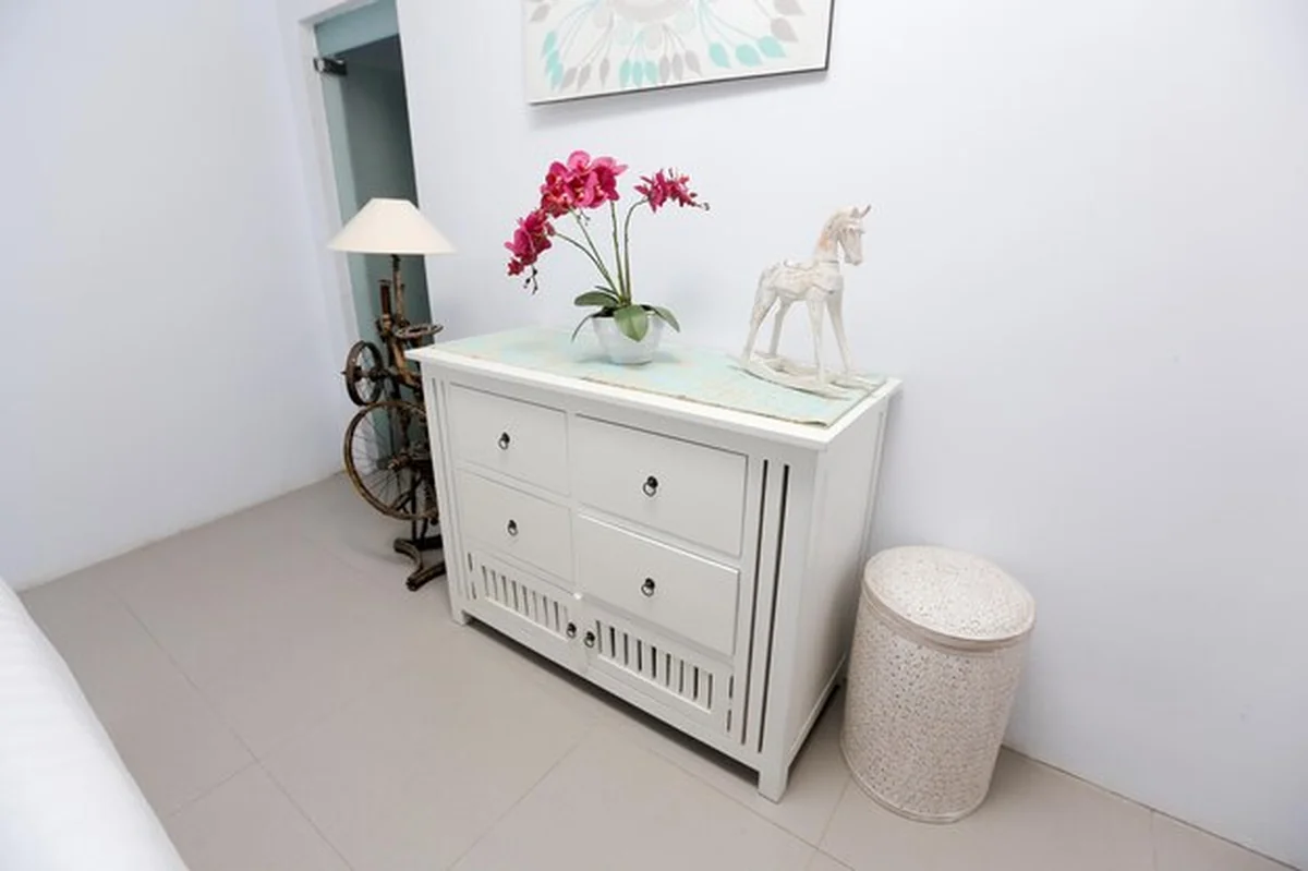 Biała komoda z różowym kwiatkiem