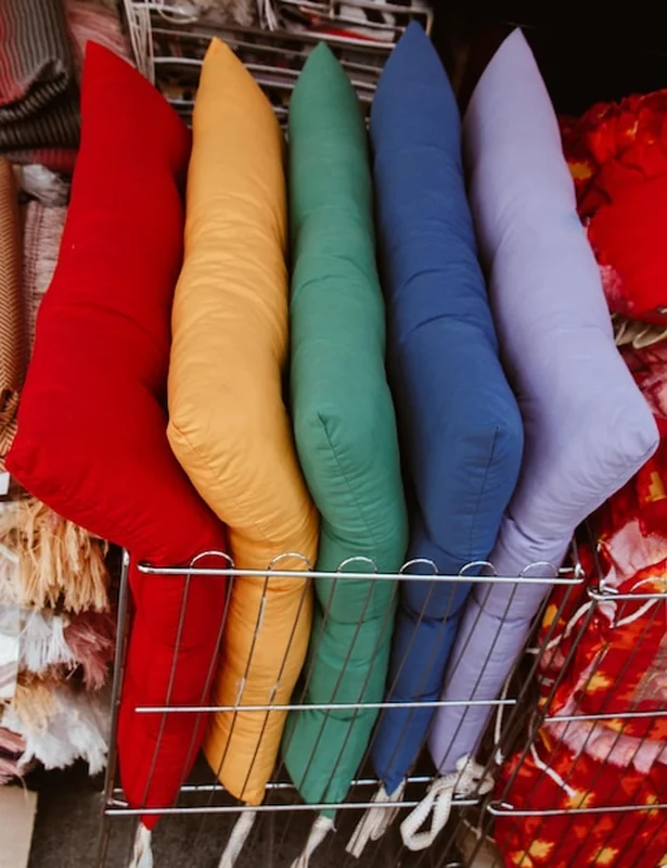 Dekoracyjne kolorowe orientalne poduszki z tradycyjnymi wzorami