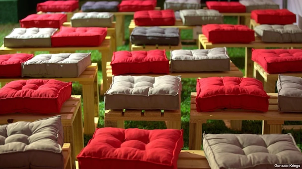 Widok na wysokie kąty siedzeń na ławce nocą