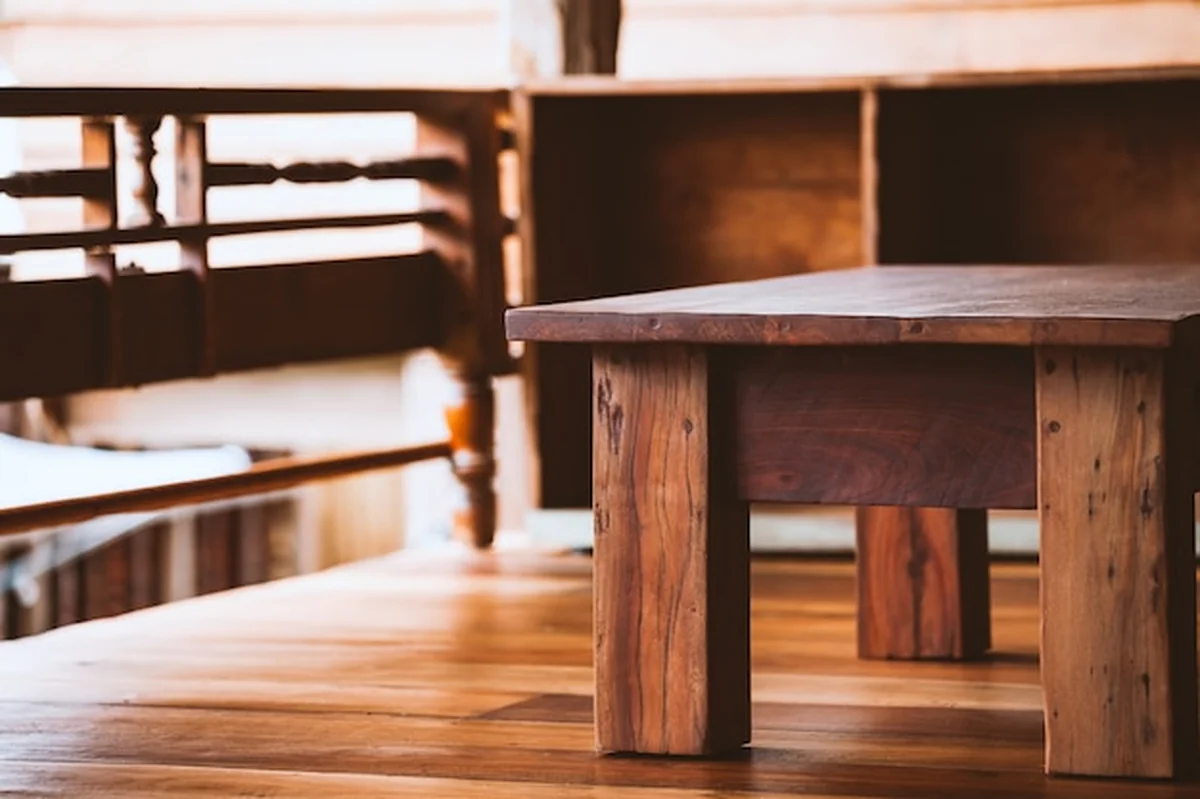 Rustykalne wnętrze z drewnianymi meblami i tajlandzkimi dekoracjami