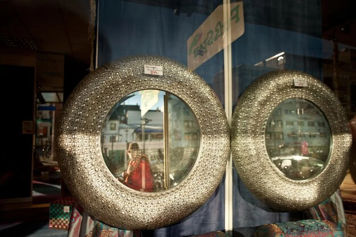 Antyczna ściana z mosiądzu w sklepie z antykami