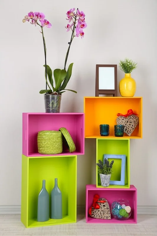 Piękne kolorowe półki z różnymi przedmiotami domowymi