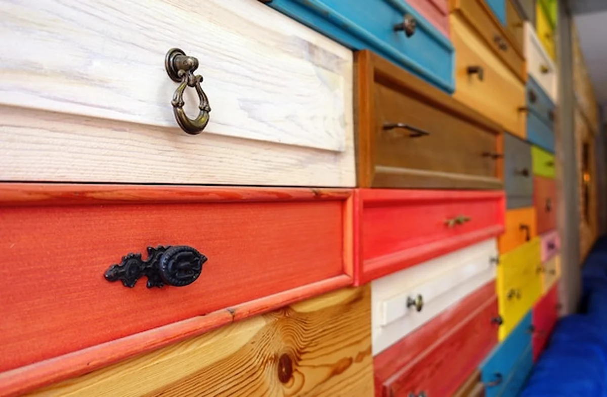 Kolorowa drewniana szuflada, abstrakcyjny wzór na ścianie